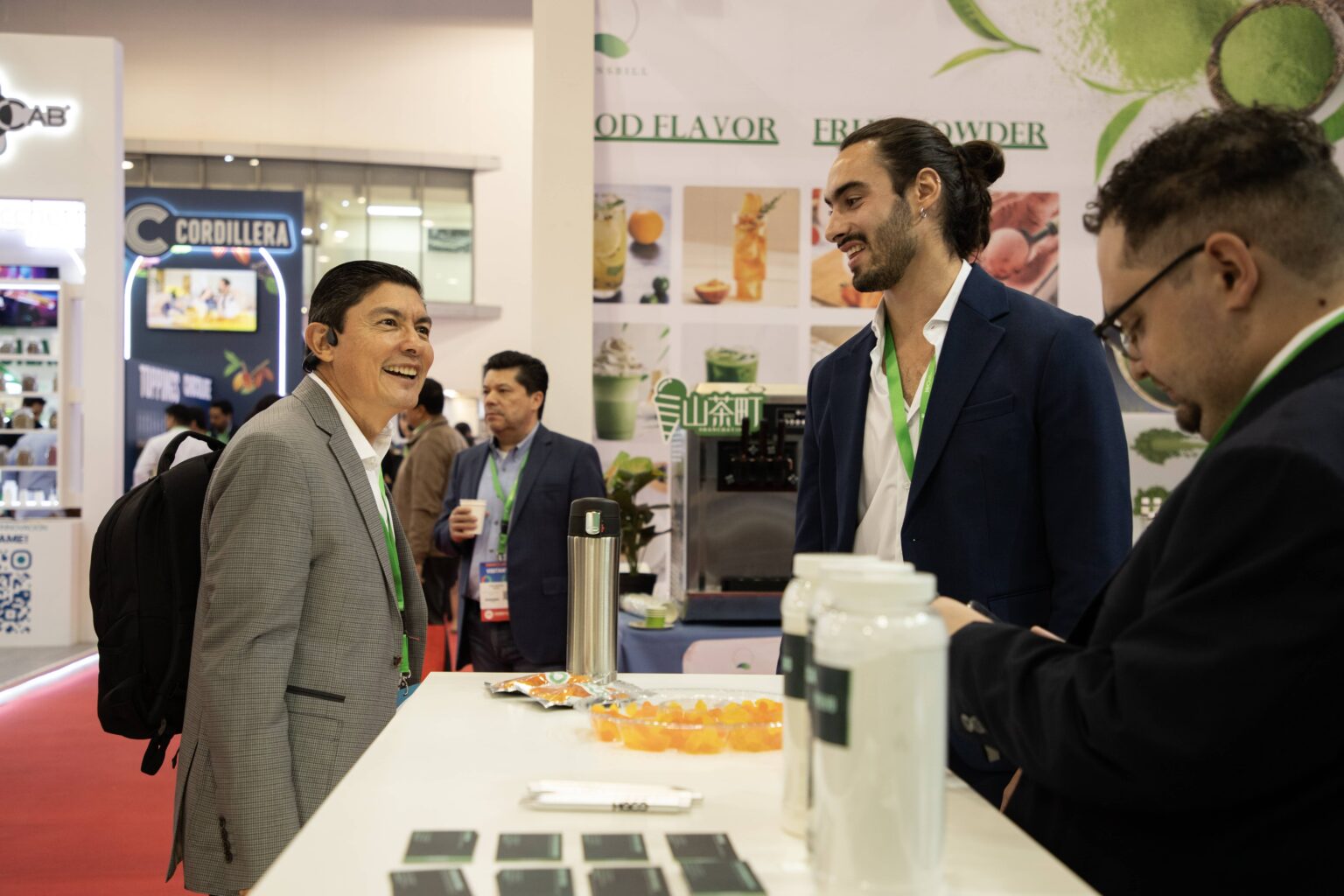 asesor comercial de HGCO brindando atención personalizada y acompañamiento técnico a clientes en un stand de evento industrial
