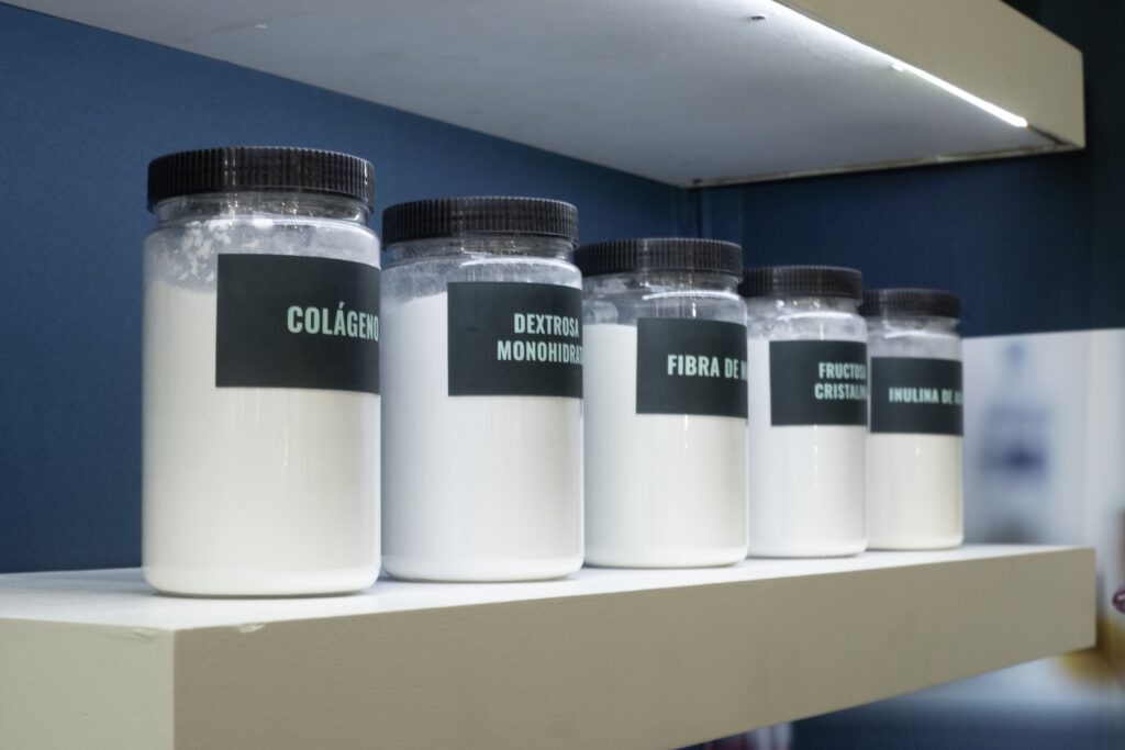 botes etiquetados con Colágeno y Fibra, ingredientes para superfoods y nutrición funcional